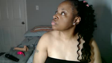 Snapshot of sexymona1218 chatting on October 25, 6:57 am SexyMona online show from October 25, 6:57 am