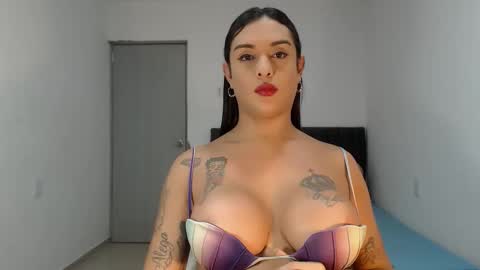 Snapshot of sexynatalia25 chatting on October 15, 5:00 am Natalia Duran online show from October 15, 5:00 am