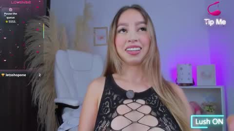 Snapshot of shannel_moss__ chatting on October 16, 11:47 pm online show from October 16, 11:47 pm