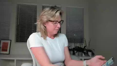 Sharkgirl online show from December 29, 12:30 am