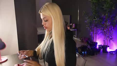 Snapshot of shayblonde chatting on March 11, 4:41 am shayblonde online show from March 11, 4:41 am