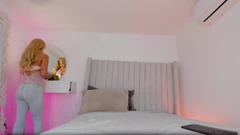 shelynna_azzul online show from May 7, 11:50 am