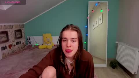 Snapshot of shelyymoon chatting on February 17, 7:55 pm ShelyMoon online show from February 17, 7:55 pm