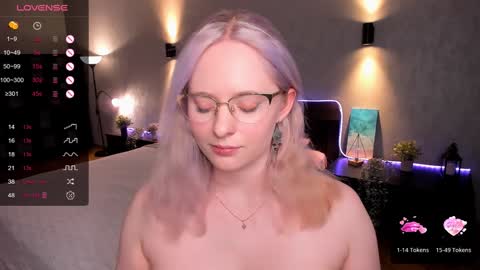 Snapshot of sheslinki chatting on February 8, 10:07 am Hello guys my name is Aemilia online show from February 8, 10:07 am