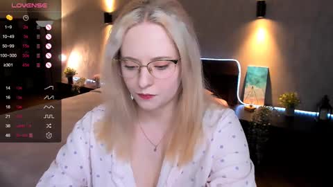Snapshot of sheslinki chatting on February 15, 9:27 am Hello guys my name is Aemilia online show from February 15, 9:27 am