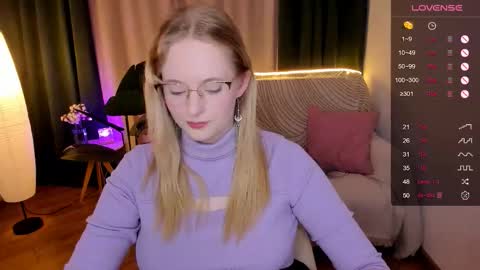 Snapshot of sheslinki chatting on September 19, 8:51 am Hello guys my name is Aemilia online show from September 19, 8:51 am