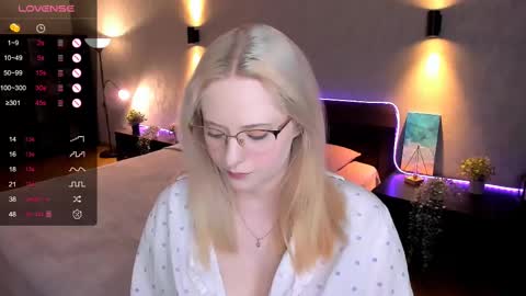 Snapshot of sheslinki chatting on February 18, 9:32 am Hello guys my name is Aemilia online show from February 18, 9:32 am
