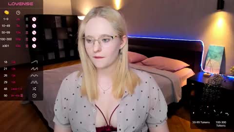Snapshot of sheslinki chatting on March 2, 11:39 am Hello guys my name is Aemilia online show from March 2, 11:39 am