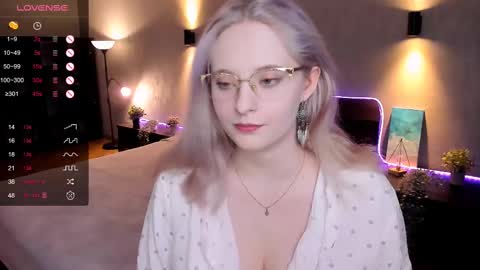 Snapshot of sheslinki chatting on February 11, 9:09 am Hello guys my name is Aemilia online show from February 11, 9:09 am