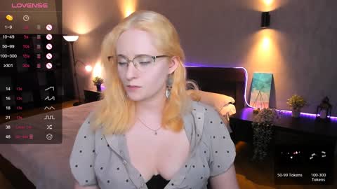 Snapshot of sheslinki chatting on January 24, 12:31 pm Hello guys my name is Aemilia online show from January 24, 12:31 pm
