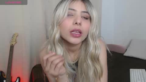 Snapshot of shy_kloe chatting on October 28, 4:02 am Kloe online show from October 28, 4:02 am