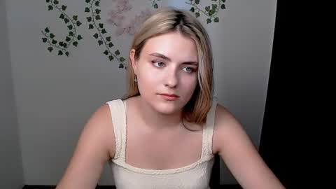 shy_sabrina_ online show from July 9, 2:10 pm