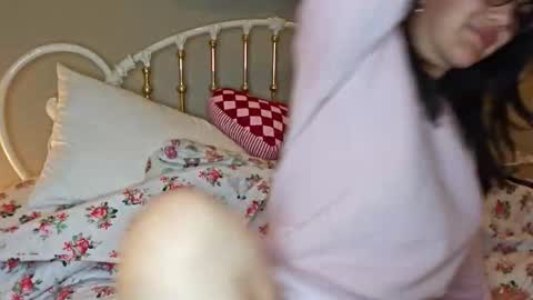 simonesighren online show from April 15, 5:22 am