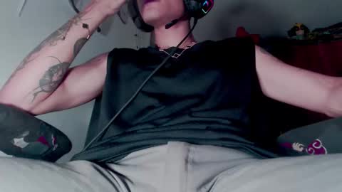 Snapshot of skateboy444 chatting on October 23, 3:08 am king online show from October 23, 3:08 am