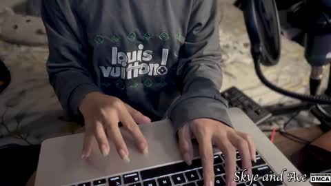 Skye and Ace online show from December 5, 10:06 am