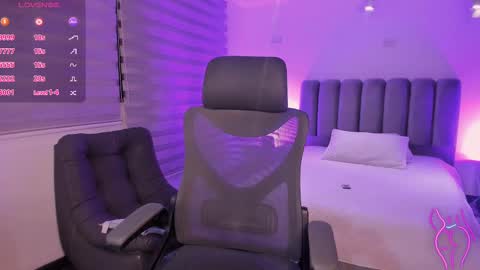 Snapshot of skythompson chatting on October 13, 5:31 am skythompson online show from October 13, 5:31 am