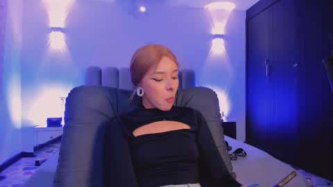 Snapshot of skythompson chatting on October 3, 6:21 am skythompson online show from October 3, 6:21 am