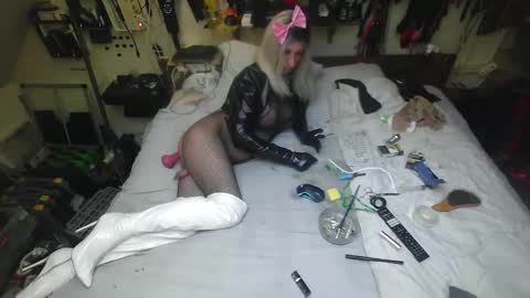 Snapshot of smokeslut365 chatting on October 24, 5:57 pm smokeslut365 online show from October 24, 5:57 pm
