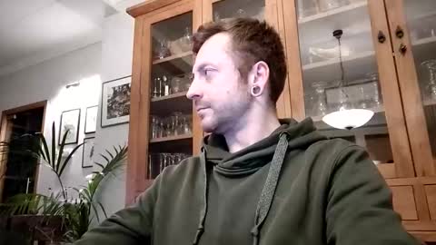 snoecks online show from March 4, 8:28 pm