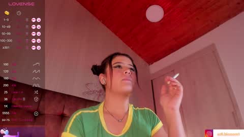 Snapshot of sofi_blossom chatting on March 9, 12:00 am Sofi Blossom online show from March 9, 12:00 am