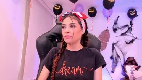 Snapshot of sofiarouge_ chatting on October 20, 7:41 pm Sofia Help me reach 5K followers online show from October 20, 7:41 pm