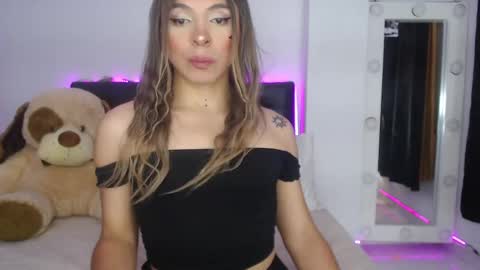 Snapshot of sofiievans_ chatting on October 5, 9:00 pm online show from October 5, 9:00 pm