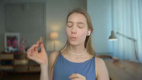 Bella online show from February 25, 2:04 pm