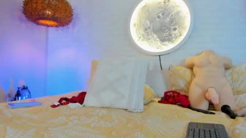 sophi_cooper29 online show from May 13, 7:01 pm