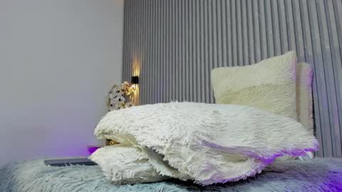 sophicollins online show from September 20, 8:23 pm