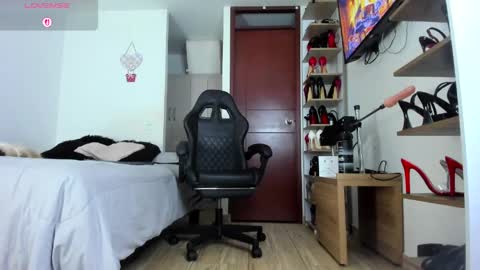 sophiebaker__ online show from June 5, 3:13 am