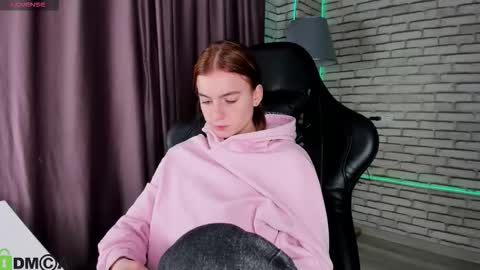 Stacey GMT5 Mo Tu We Th Fr Sa 3am -10am online show from February 16, 1:04 am