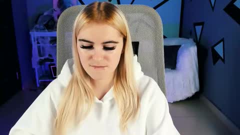 stef_nicks online show from October 28, 9:10 am