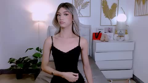 Snapshot of steffani_deluxe chatting on December 18, 12:07 pm STEF online show from December 18, 12:07 pm