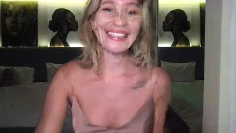 Stella online show from October 8, 1:39 pm