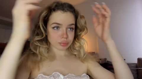 Snapshot of stella_vans chatting on March 6, 8:52 am Asella online show from March 6, 8:52 am