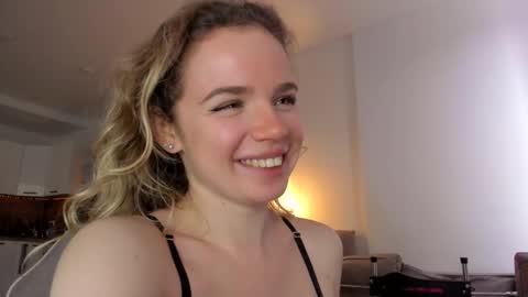 Snapshot of stella_vans chatting on March 5, 11:38 am Asella online show from March 5, 11:38 am
