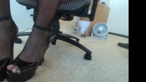 Snapshot of stilettodoll chatting on October 19, 5:39 pm StilettoDoll online show from October 19, 5:39 pm