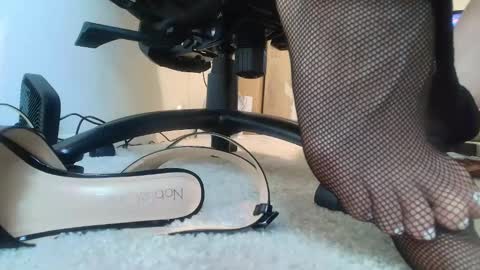 Snapshot of stilettodoll chatting on October 14, 11:52 pm StilettoDoll online show from October 14, 11:52 pm
