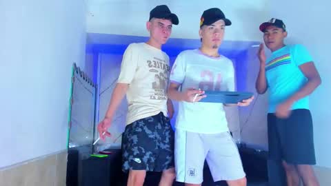 friends online show from November 17, 4:48 am