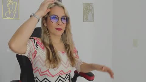 Snapshot of sugar_milff chatting on September 24, 3:30 pm sugar_milff online show from September 24, 3:30 pm