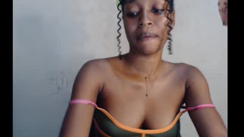 Snapshot of sugarmeltsxx chatting on October 5, 4:47 pm Bella online show from October 5, 4:47 pm