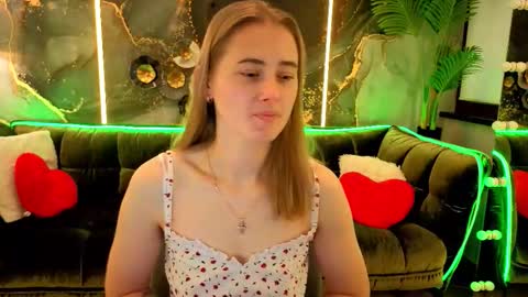 Snapshot of sun_kitty_ chatting on September 30, 7:08 am Alisa online show from September 30, 7:08 am