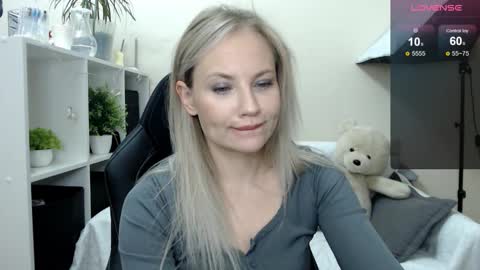 Snapshot of sunny_bunny6 chatting on October 14, 2:47 am Naomi online show from October 14, 2:47 am