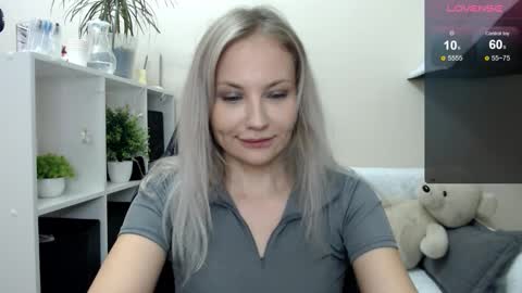 Snapshot of sunny_bunny6 chatting on October 10, 7:03 am Naomi online show from October 10, 7:03 am