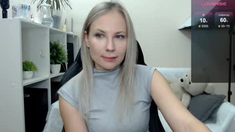 Snapshot of sunny_bunny6 chatting on October 13, 2:13 am Naomi online show from October 13, 2:13 am