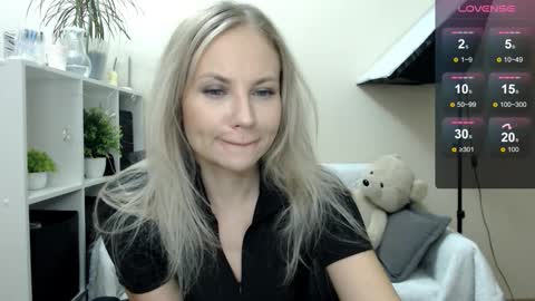 Snapshot of sunny_bunny6 chatting on October 15, 2:48 am Naomi online show from October 15, 2:48 am