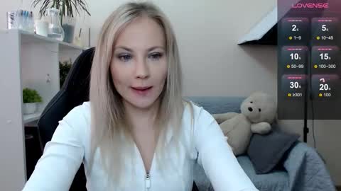 Snapshot of sunny_bunny6 chatting on October 6, 6:09 am Naomi online show from October 6, 6:09 am