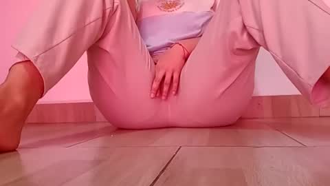 Snapshot of sunshine_days chatting on October 20, 4:34 pm Annie online show from October 20, 4:34 pm