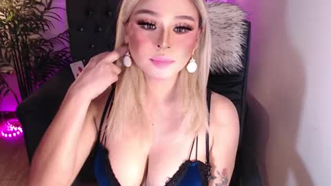 Snapshot of superh0tangelxx chatting on December 10, 3:51 am CARMINA online show from December 10, 3:51 am