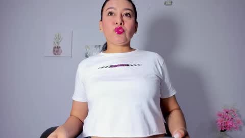 Snapshot of susan_sexymilf chatting on October 15, 11:33 am Susan online show from October 15, 11:33 am